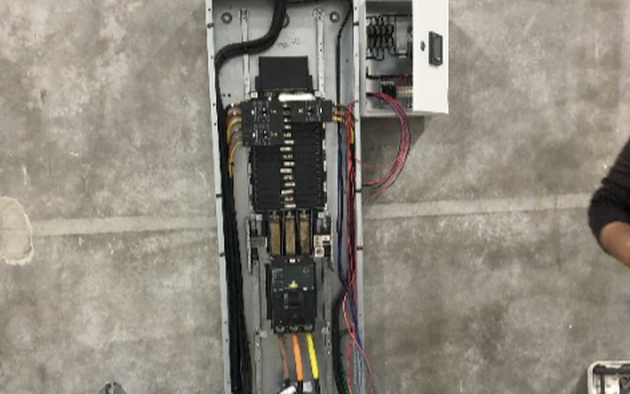 Canalizaciones eléctricas: charolas y tubería industrial