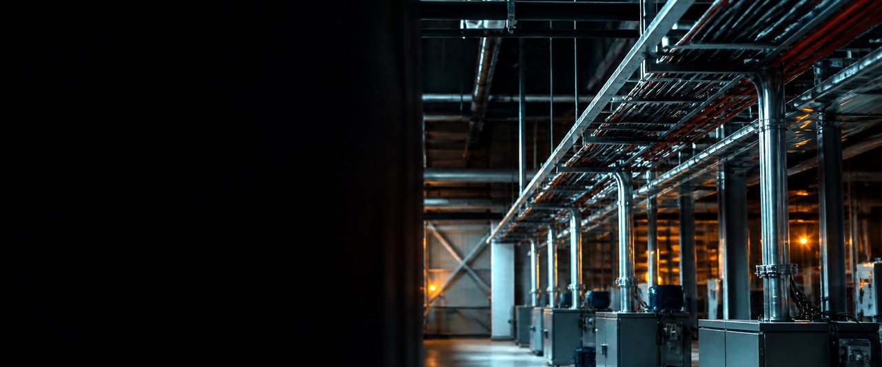 Cableado de control y potencia instalado en gabinete eléctrico industrial