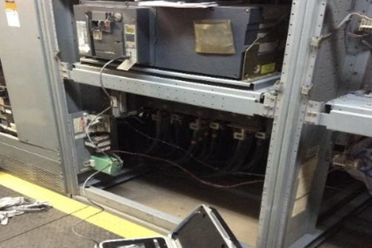 Interruptor de potencia en celda con equipo de prueba conectado