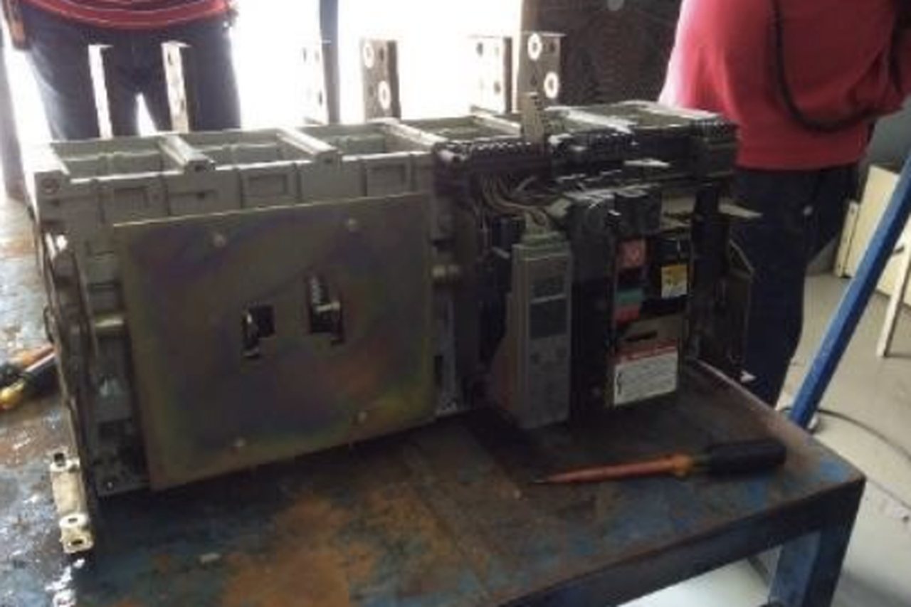 Interruptor de potencia desmontado en mesa de trabajo