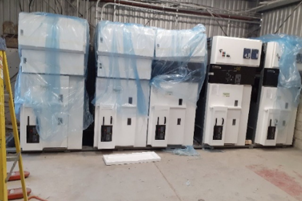 Tableros nuevos recibidos en obra antes del montaje