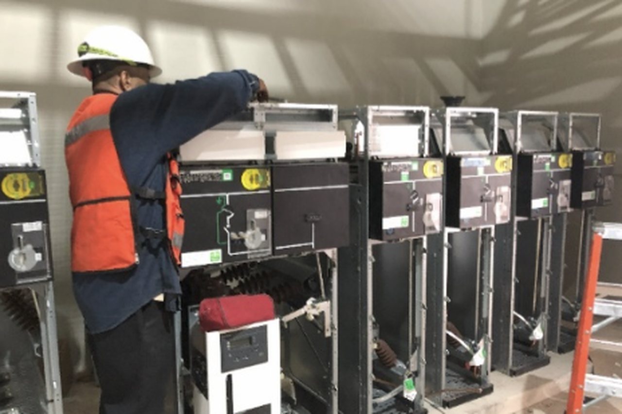 Montaje de celdas de media tensión en cuarto eléctrico