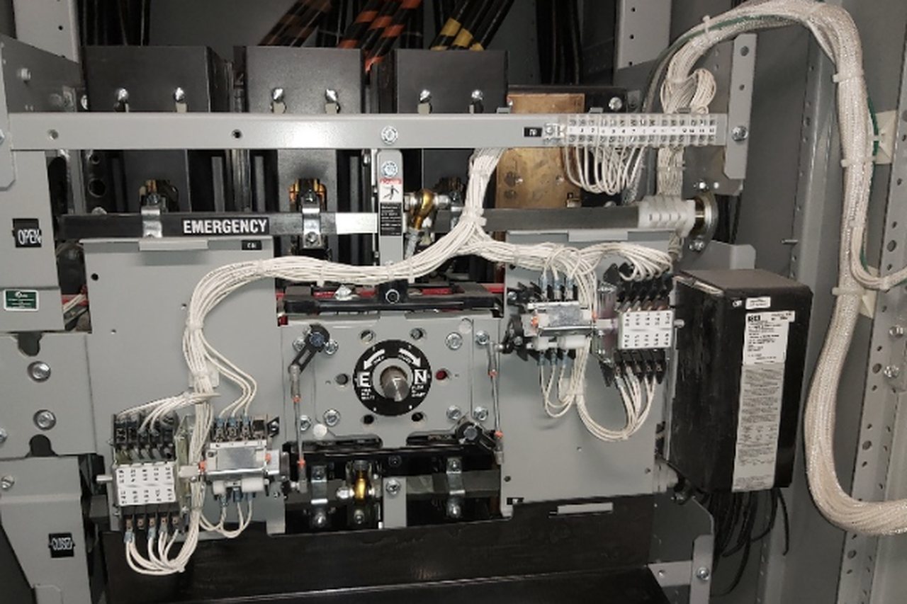 Interior de tablero de transferencia automática