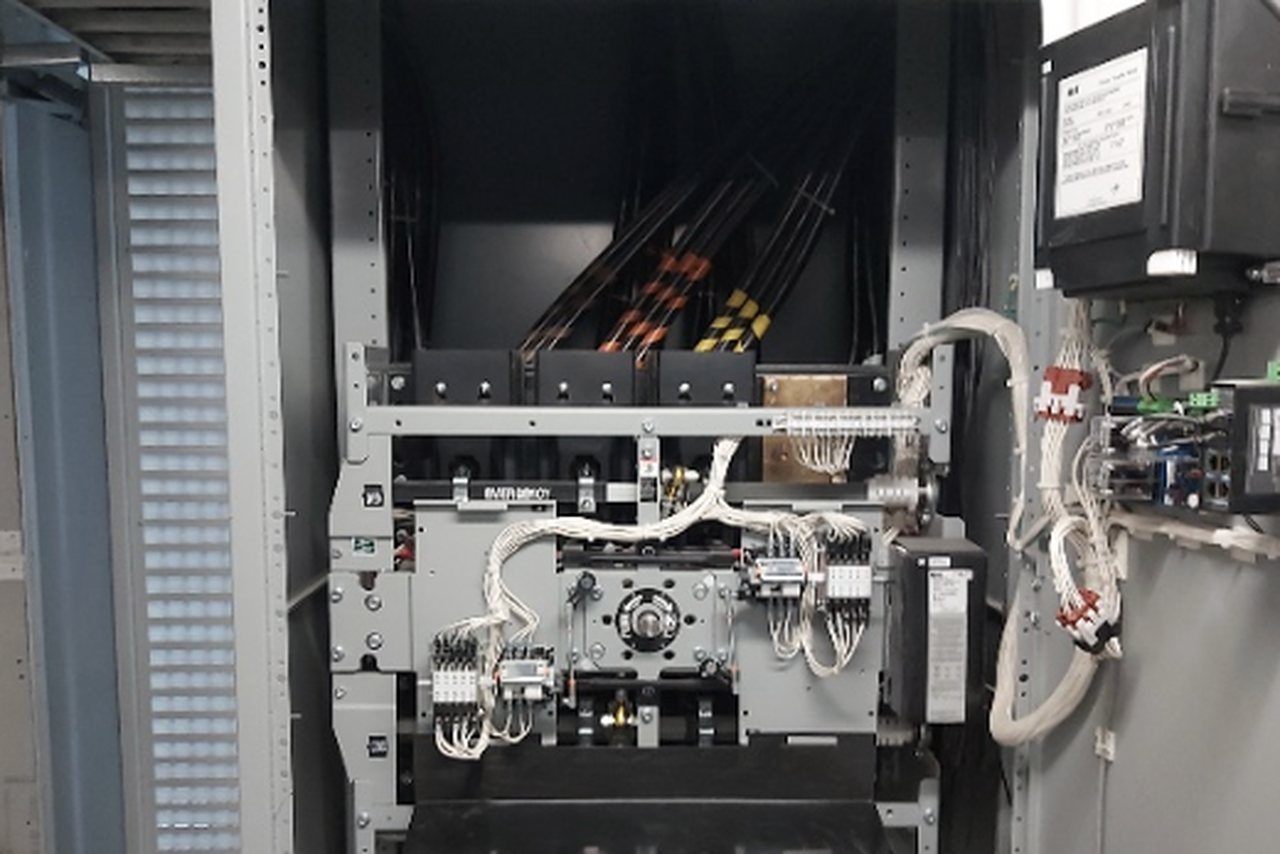 Cubículo de switchgear abierto para intervención