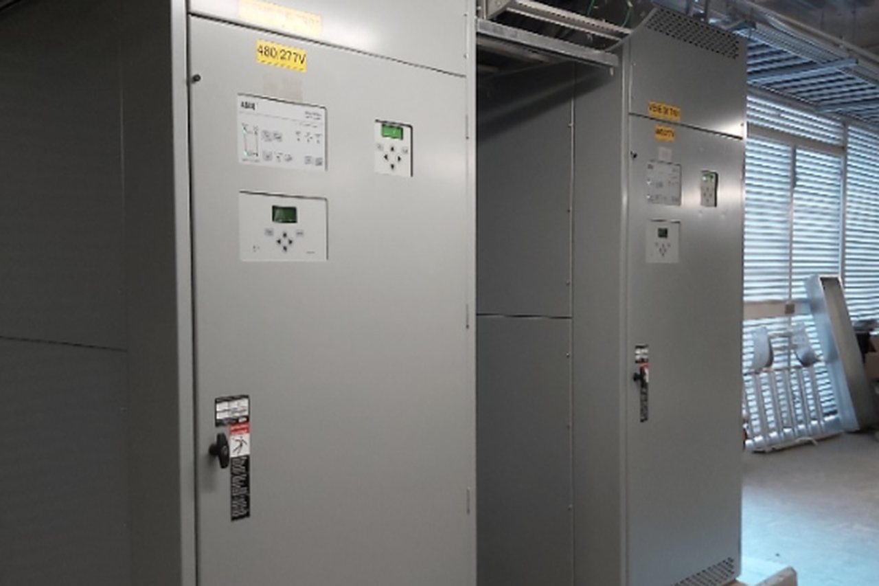 Tablero auto soportado instalado en cuarto eléctrico