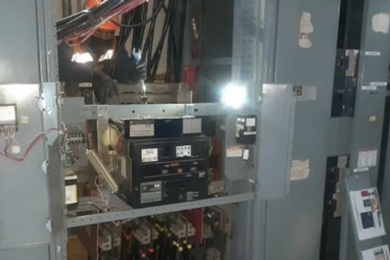 Switchgear abierto con interruptor de potencia extraído