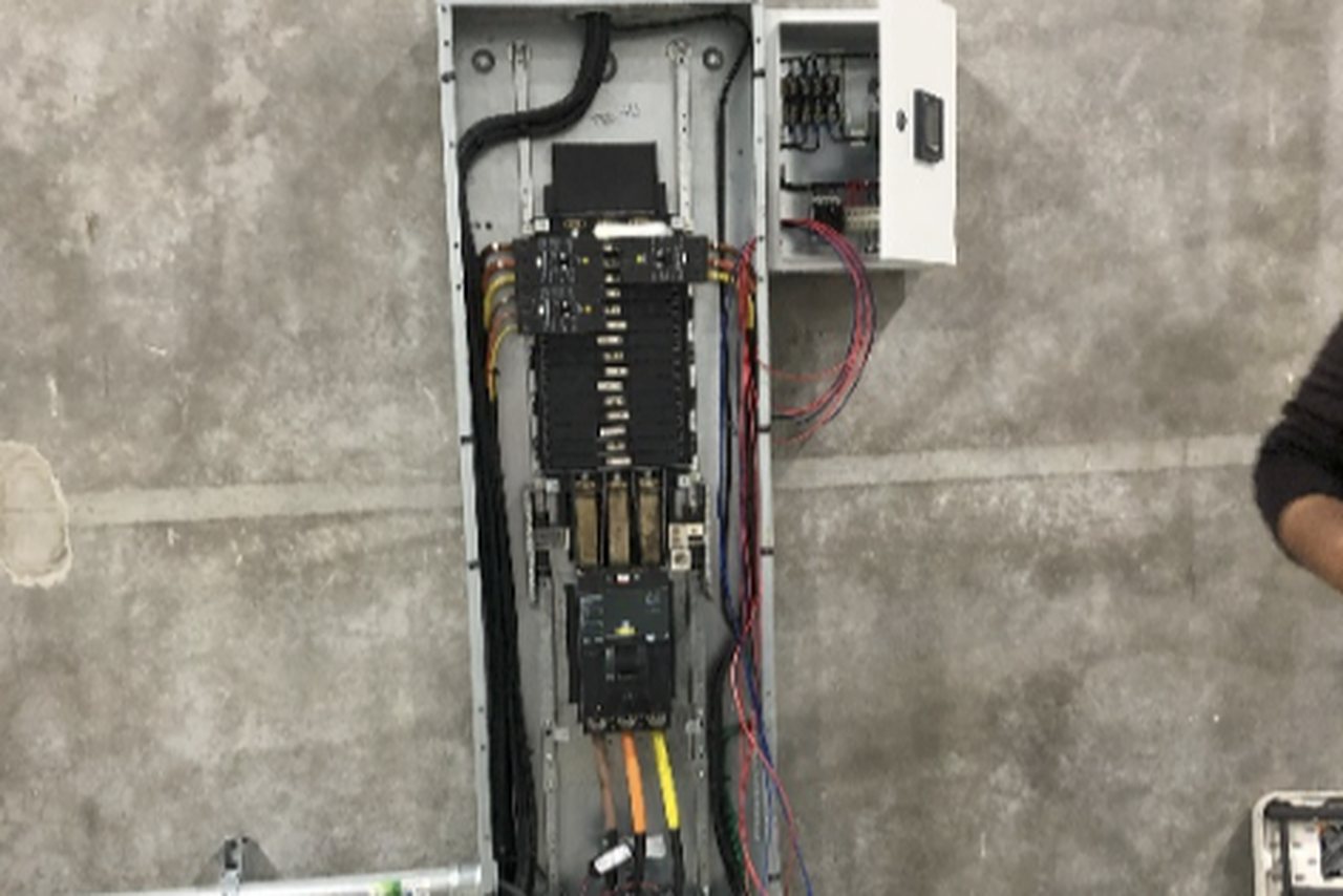 Centro de carga abierto durante la instalación