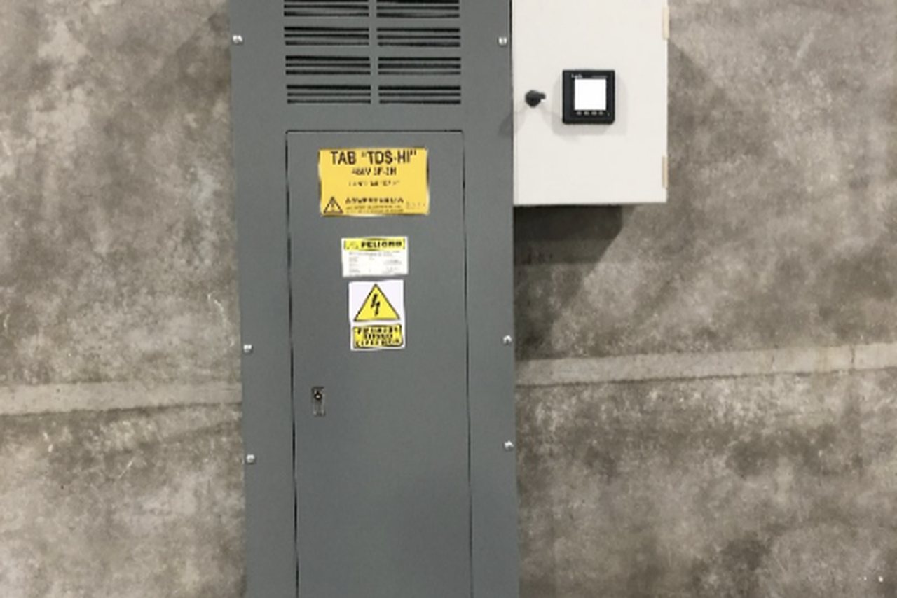 Tablero de distribución instalado y canalizado