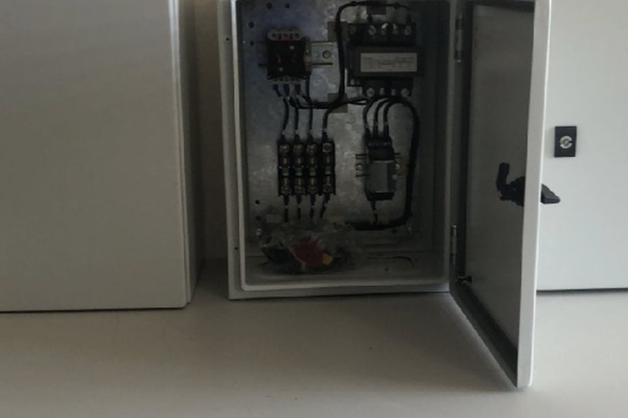 Gabinete de control con contactores y protecciones