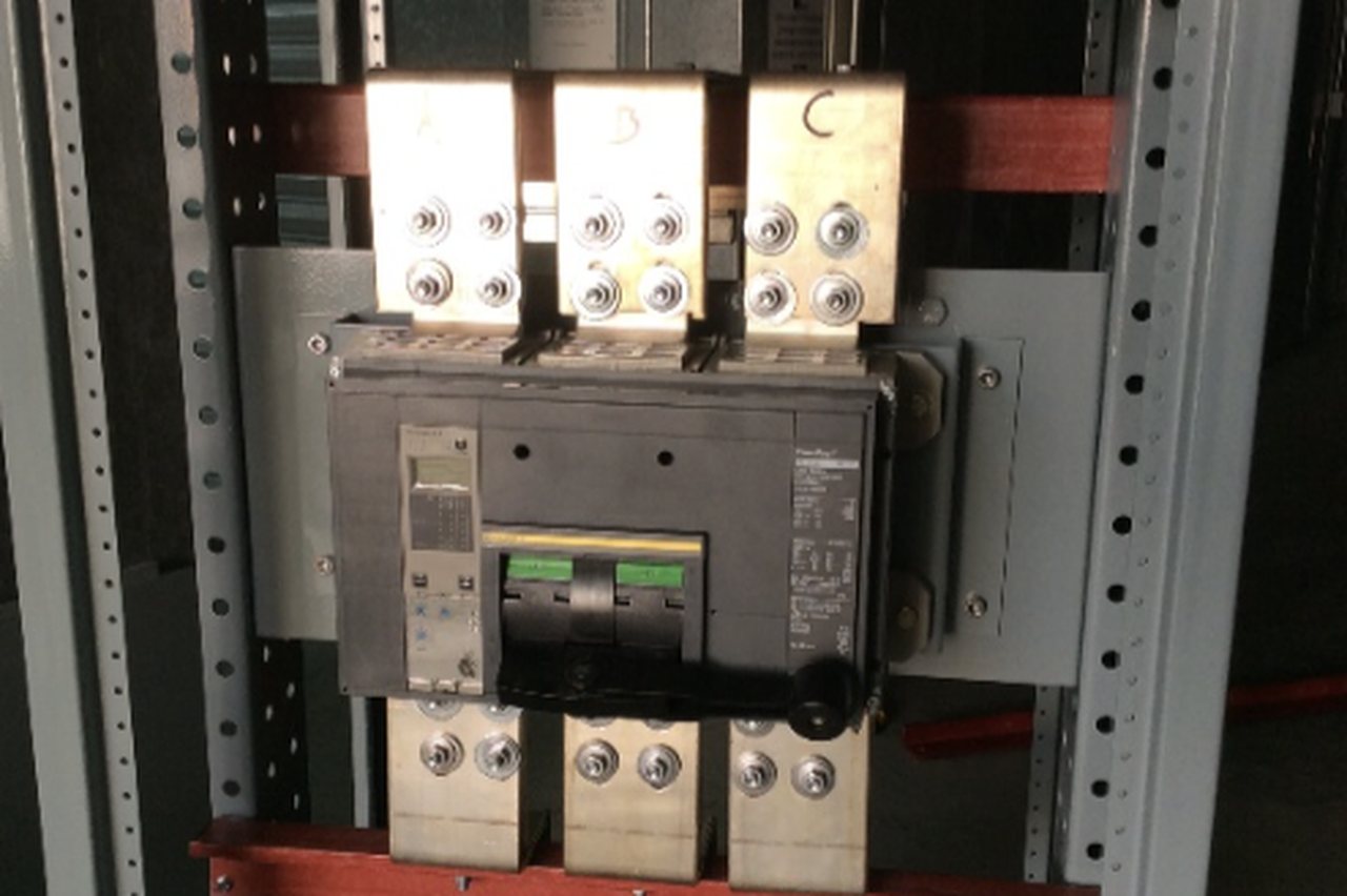 Interruptor principal acoplado a barra en estructura